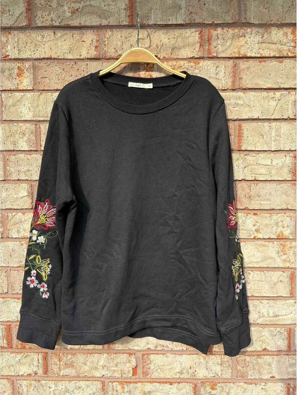 Hazel Boutique Black Embroidered Floral Sleeve Sweatshirt Pullover M